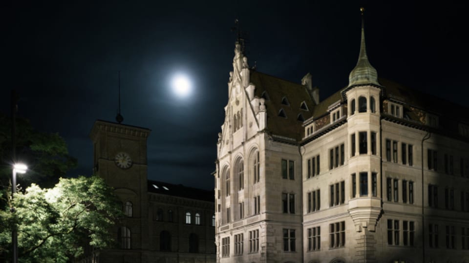 Die Stadt Zürich will Gebäude nachts nicht beleuchten, um Energie zu sparen.