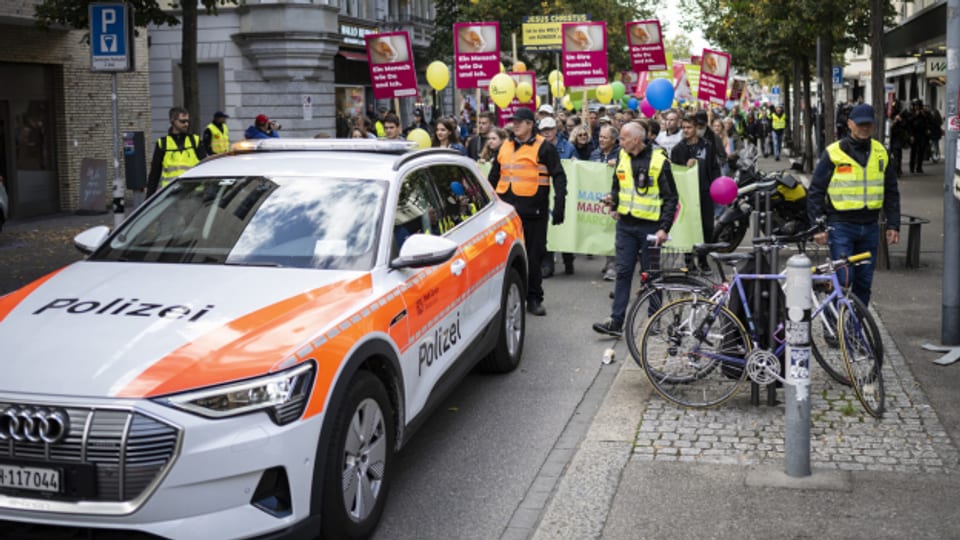 Polizei schirmt Abtreibungsgegner ab von Gegendemonstranten