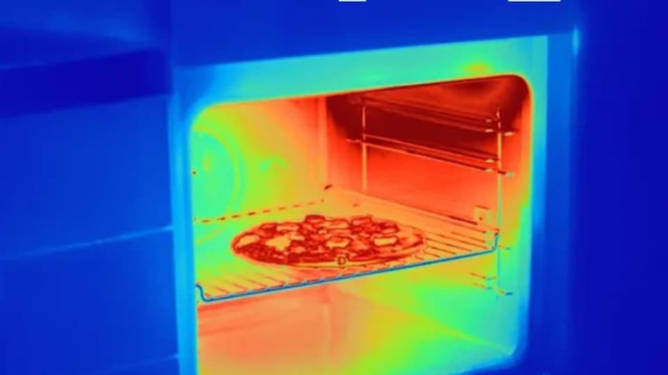 Mit Wärmekamerabilder ruft der Bund zum sparen auf. z.B. soll die Pizza direkt in den Backofen gelegt werden ohne Vorheizen.