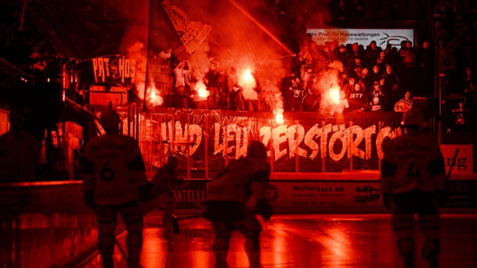 Wüste Szenen rund um das Eishockeyspiel in Rapperswil.