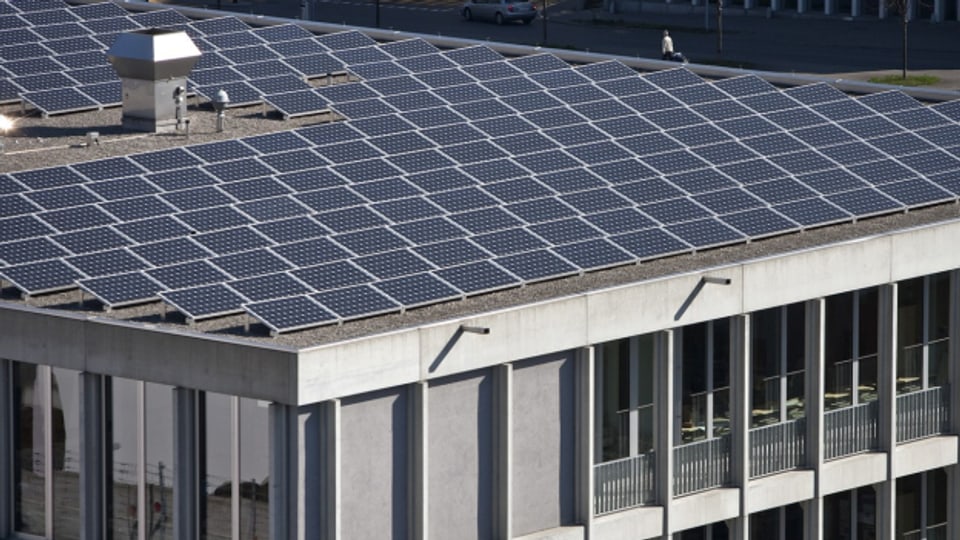 Es soll mehr Solaranlagen auf Zürcher Dächern geben.