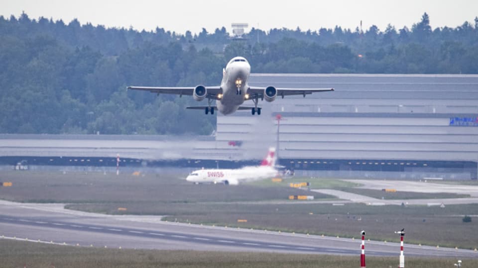 Ein Flugzeug startet auf der Piste 32. Diese soll nach dem Willen des Flughafens verlängert werden.