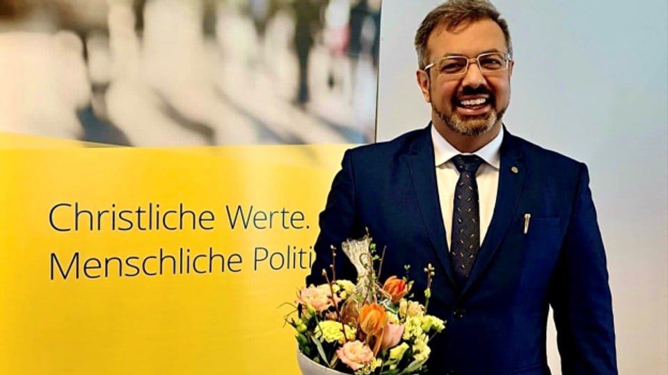 Nik Gugger und sein Blumenstrauss nach der Nomination.
