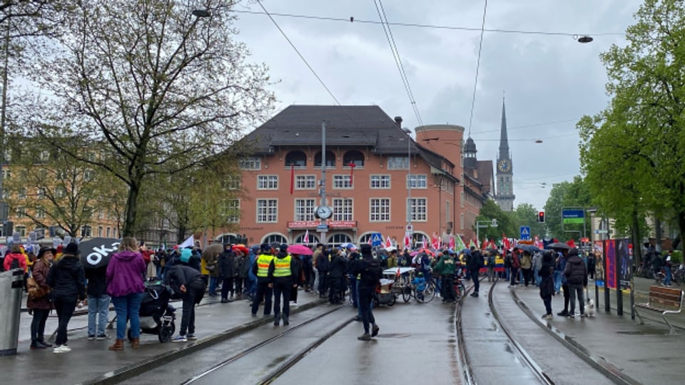 In der Stadt Zürich nehmen tausende Menschen am 1. Mai-Umzug teil.
