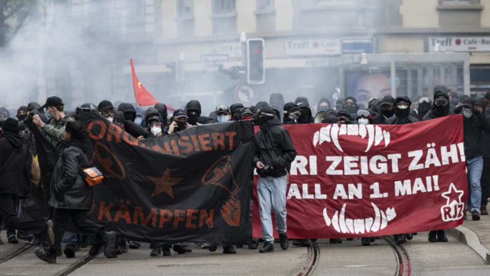 Im Zürcher Langstrassenquartier formiert sich eine unbewilligte Demonstration.