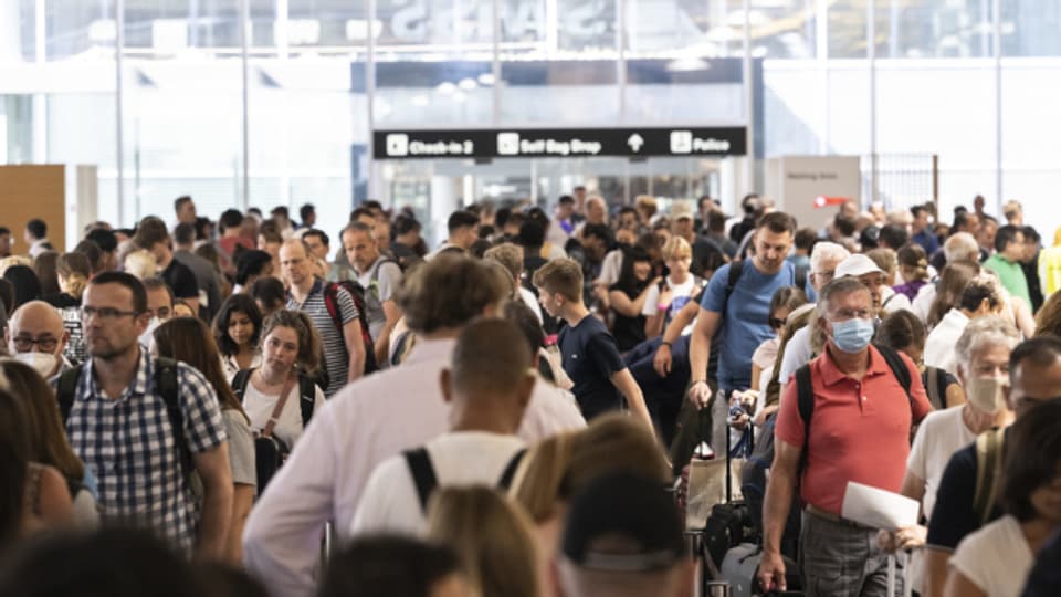 Der Flughafen Zürich erwartet über das Auffahrtswochenende täglich rund 85'000 Flug-Passagiere.