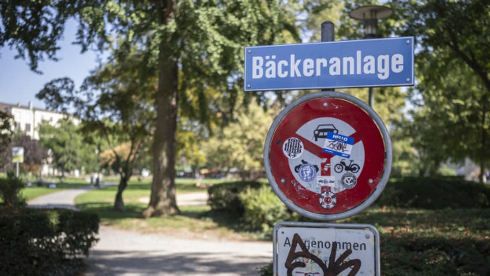 Mit einer neuen Anlaufstelle reagiert die Stadt Zürich auf die offene Drogenszene auf der Bäckeranlage.