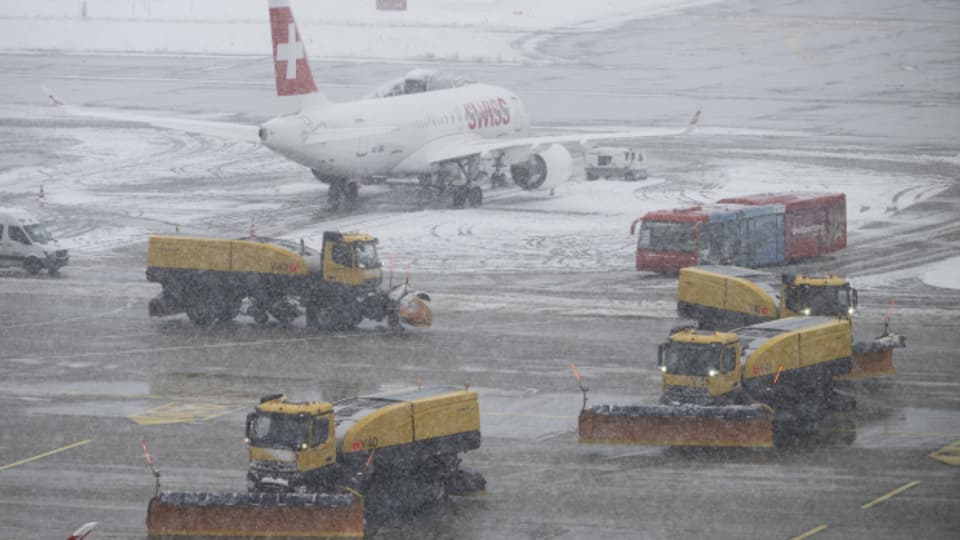 Wegen dem vielen Schnee waren die Schneeräumer am Flughafen Zürich im Dauereinsatz