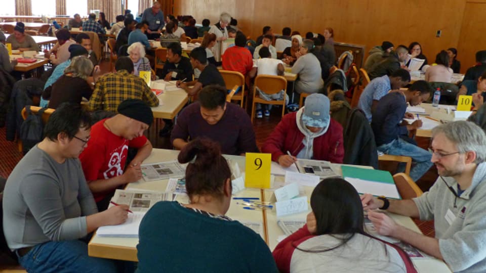 Rund 120 Menschen lernen Deutsch in der Zürcher Augustinerkirche