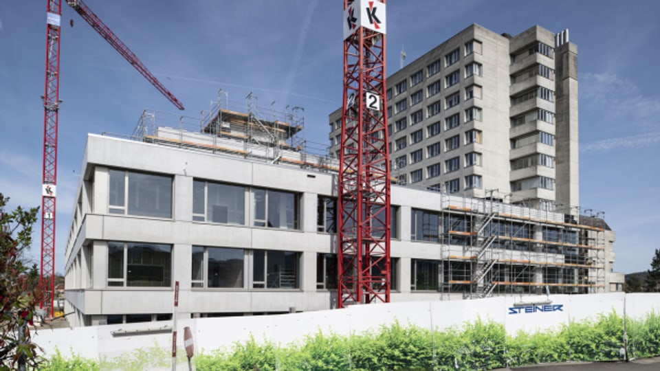 Blick auf das Spital Wetzikon und den Neubau in Bau