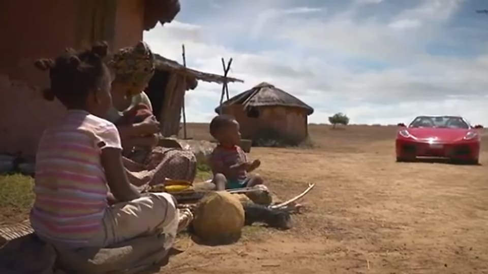 Im Video-Clip von Solidar Suisse fährt ein Ferrari in ein afrikanisches Dorf ein und nimmt der armen Bevölkerung die letzten Nahrungsmittel weg.