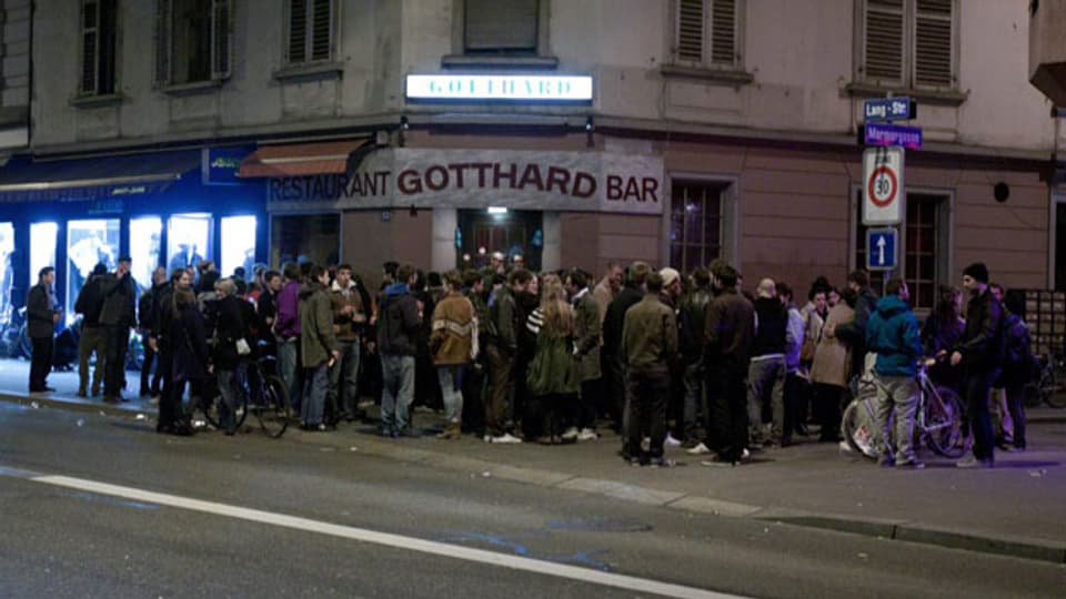 Jugendliche vor der Bar «Gotthard» in Zürich.