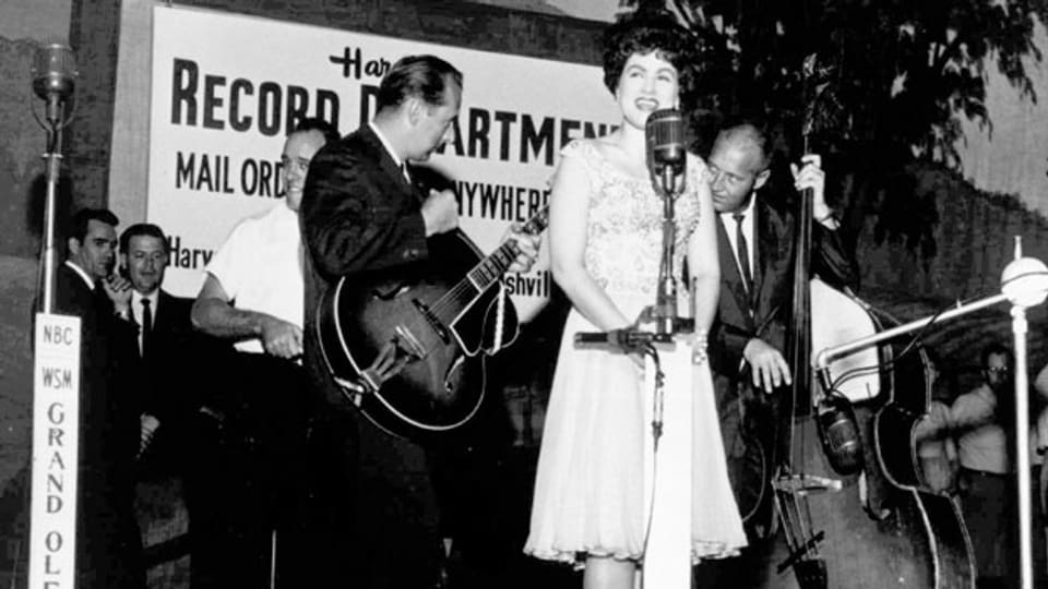 Patsy Cline singt in Nashville's Grand Old Opry (undatiertes Foto).