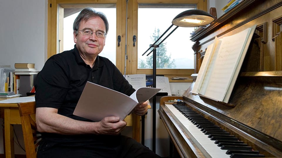 Der Komponist Jean-Luc Darbellay im Musikzimmer seines Chalets in Verbier.