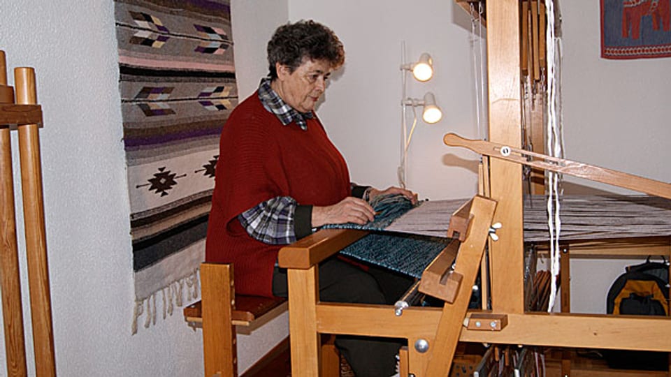 Cecile Küchler an ihrem Webstuhl.