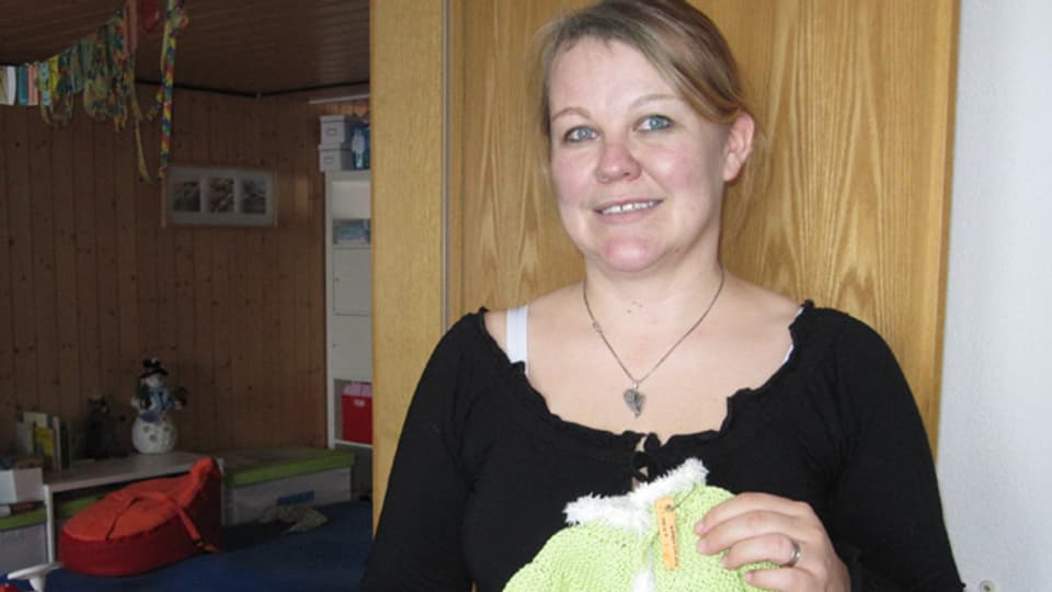 Erika Streuli Oppliger näht Kleider für totgeborene Kinder.