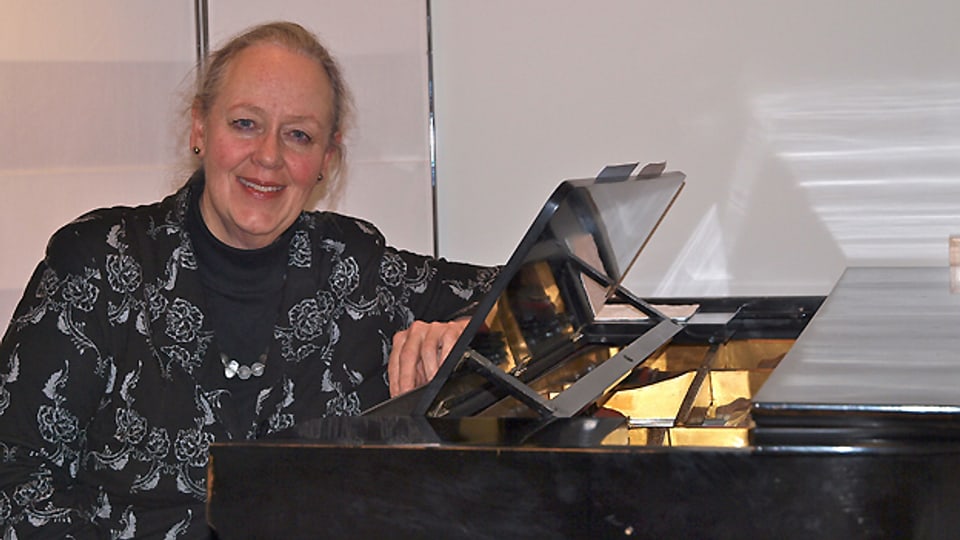 Karin Merazzi arrangiert Glockenklänge und Chorgesang zu einem Gesamtwerk.