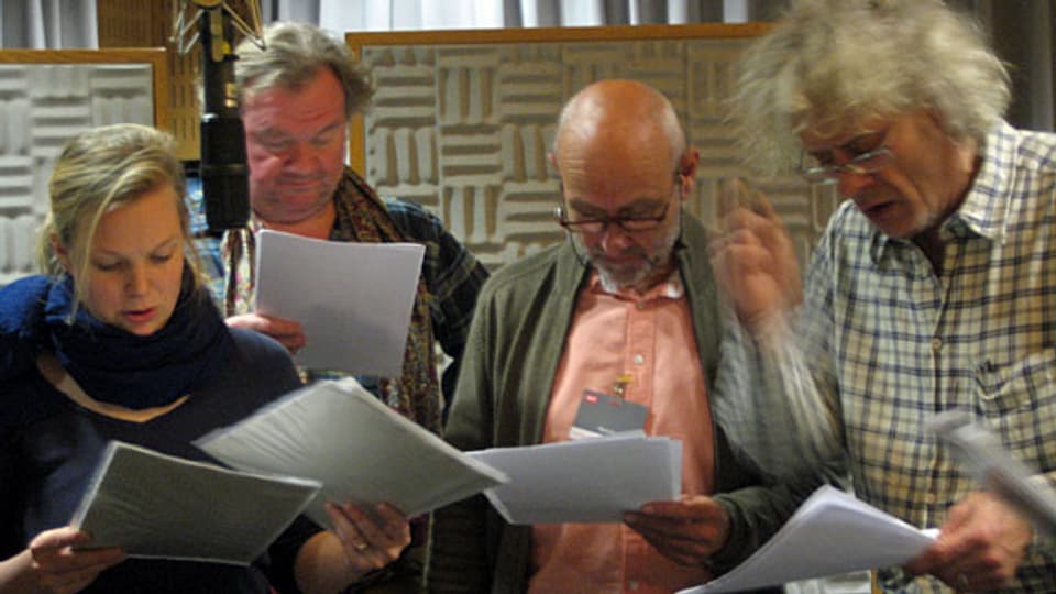 Die «Dienstboten» proben eine Theaterszene: Rahel Hubacher, Werner Biermeier, Peter Freiburghaus, Frank Demenga (v.l.n.r.).