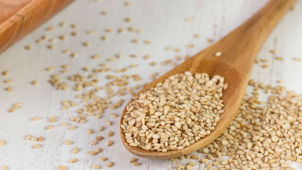 Die ölreichen Samen des Sesam werden zu Sesamöl verarbeitet.
