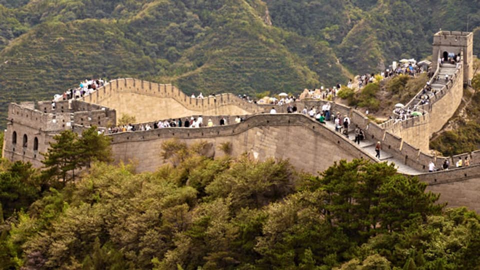 Die Chinesische Mauer ist eine historische Grenzbefestigung, die das chinesische Kaiserreich vor nomadischen Reitervölkern aus dem Norden schützen sollte.
