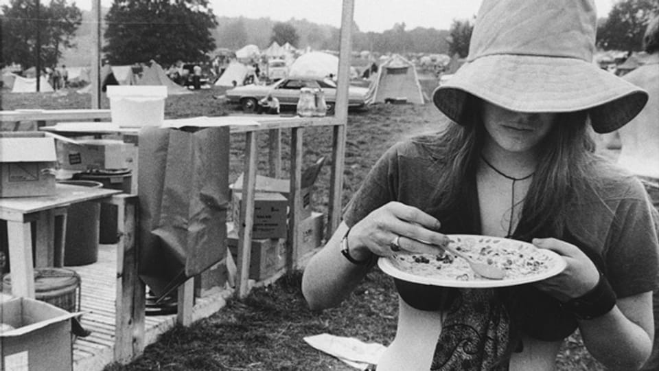 Eine Besucherin am Woodstock Music Festival im Jahre 1969.