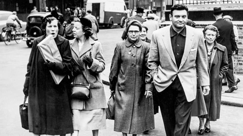 Frankie Laine läuft 1954 über den Leicester Square in London.