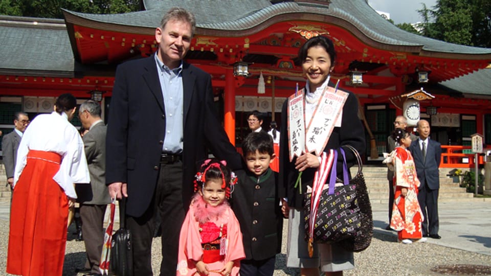 Herbert Bucher mit seiner Frau Sumie und den Kindern Maria (4½) und Luka (6) vor dem Ikuta-Schrein in Kobe, der wahrscheinlich eine der ältesten religiösen Stätten dieser Art in Japan ist.