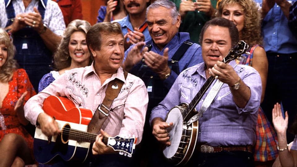 Archivaufnahme von 1986: Roy Clark (r.) gibt zusammen mit seinem Kumpanen Buck Oews ein Ständchen in seiner TV-Show «Hee Haw».
