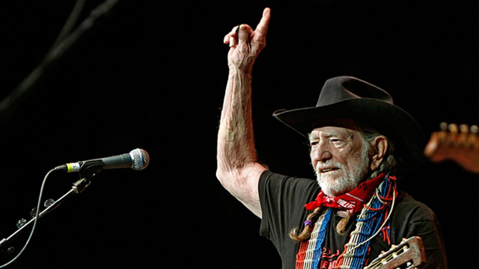Auch mit 80 Jahren noch in Schwung: Willie Nelson auf der Bühne des Frank Erwin Centers in Austin, Texas (17. Oktober 2011).