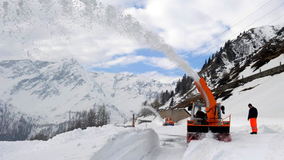 Schneeräumung auf der Gotthard Passstrasse oberhalb von Motto Bartola.