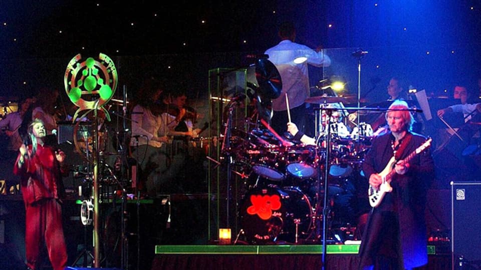 Die Rockveteranen von «Yes» haben sich 2001 bei einem Zürcher Konzert mit einem Orchester verstärkt (im Hintergrund).