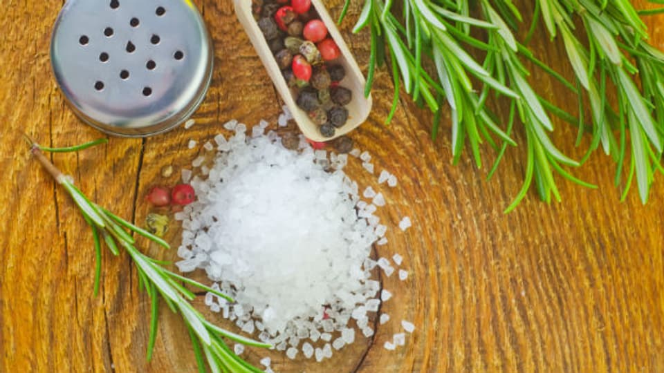 Längerfristig sollen Herr und Frau Schweizer maximal fünf Gramm Salz pro Tag zu sich nehmen. Bei vielen Gerichten kann man das Salz durch Kräuter ersetzen.