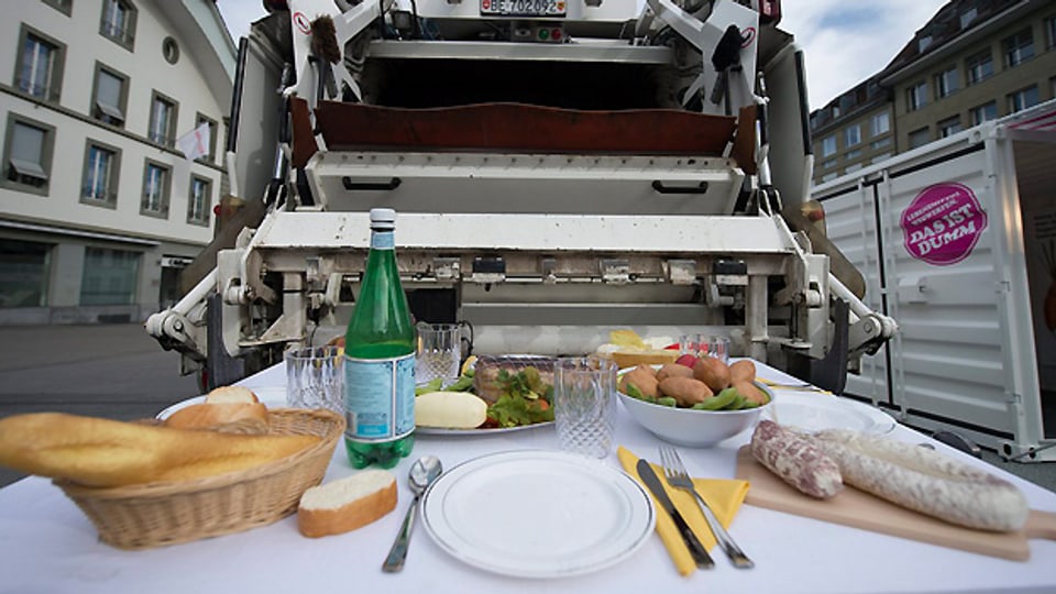 Rund ein Drittel der Nahrung landet in Europa im Abfall. Das Bild entstand während der Ausstellung «food waste» im Oktober 2012.