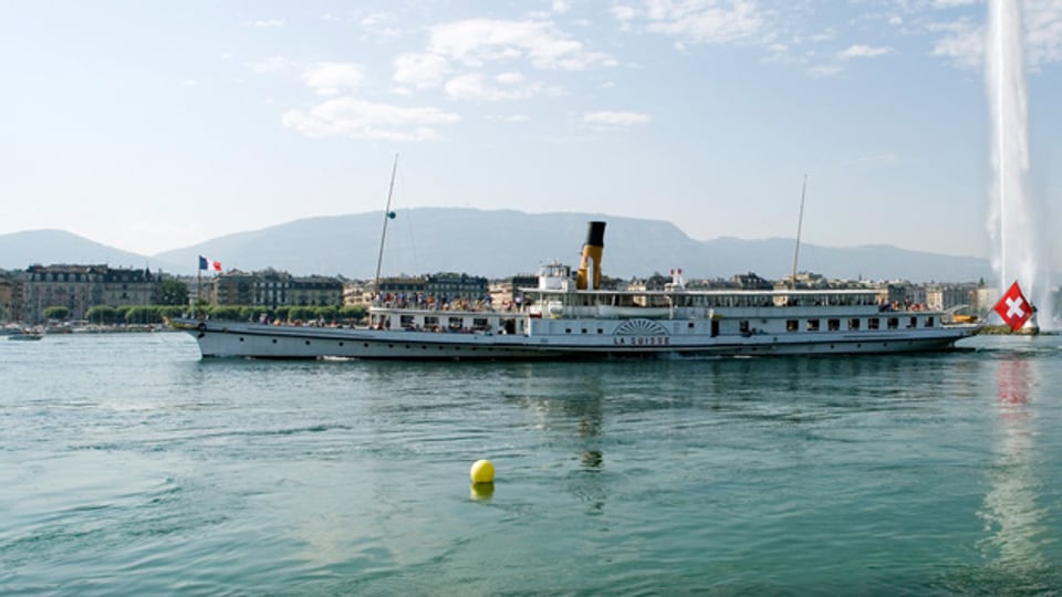 Die «La Suisse» vor dem «Jet d`Eau» im Genfer Seebecken.