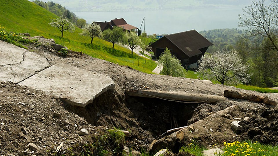 Das Gebiet Hintergraben oberhalb des Sarnersees in der Gemeinde Sarnen ist am Donnerstag, 2. Mai 2013, nach einem Erdrutsch zum Notstandsgebiet erklärt worden.