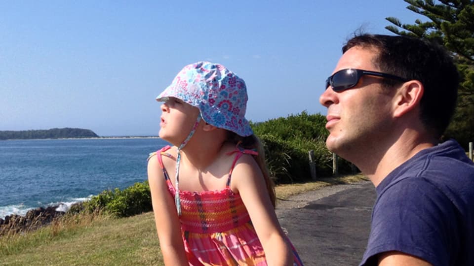 Mark Carniello mit einer seiner Töchter in Australien.