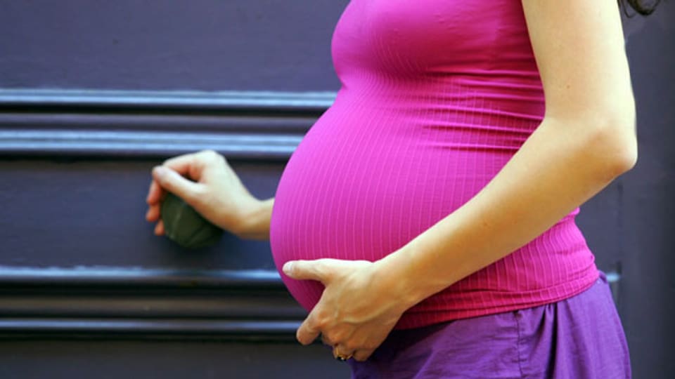 In der Schweiz gibt es weniger Teenager-Schwangerschaften.