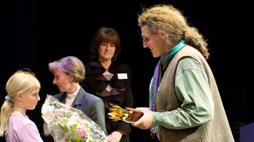Der mehrfache Preisträger Linard Bardill (r.) bei der Preisübergabe 2002. Damals hat er mit «Der Beltrametti schlürft Spaghetti» das «Goldige Chrönli» gewonnen.