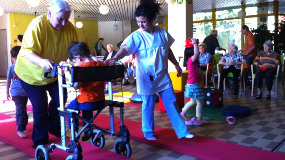 Kinder und Senioren fordern und fördern sich im Generationenhaus Neubad in Basel gegenseitig.