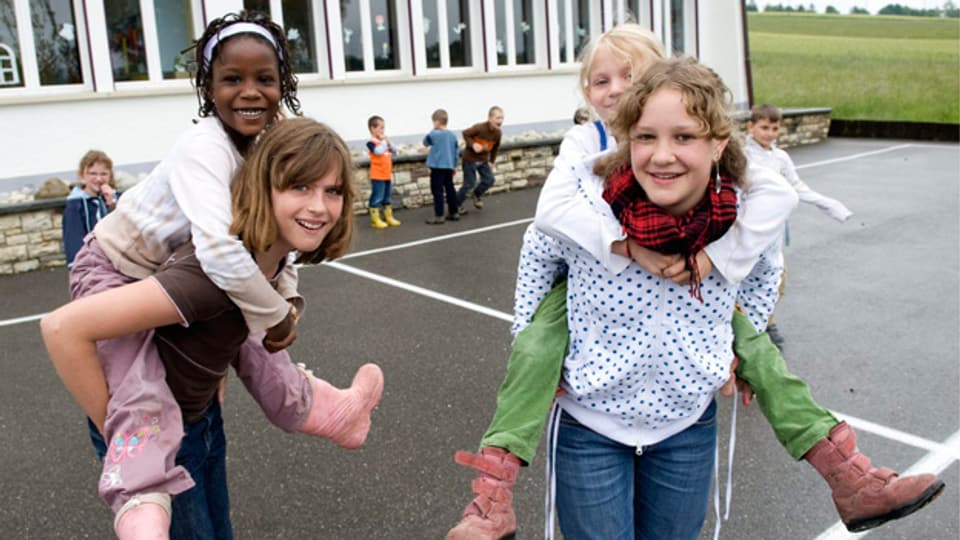 Kinder aus Ederswiler bei einem Sprach-Austausch-Projekt in Movelier.