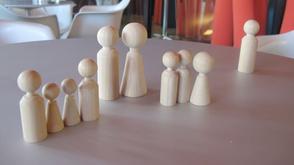 Mit diesen Holzfiguren verdeutlicht der Psychologe die Familien-Konstellation.
