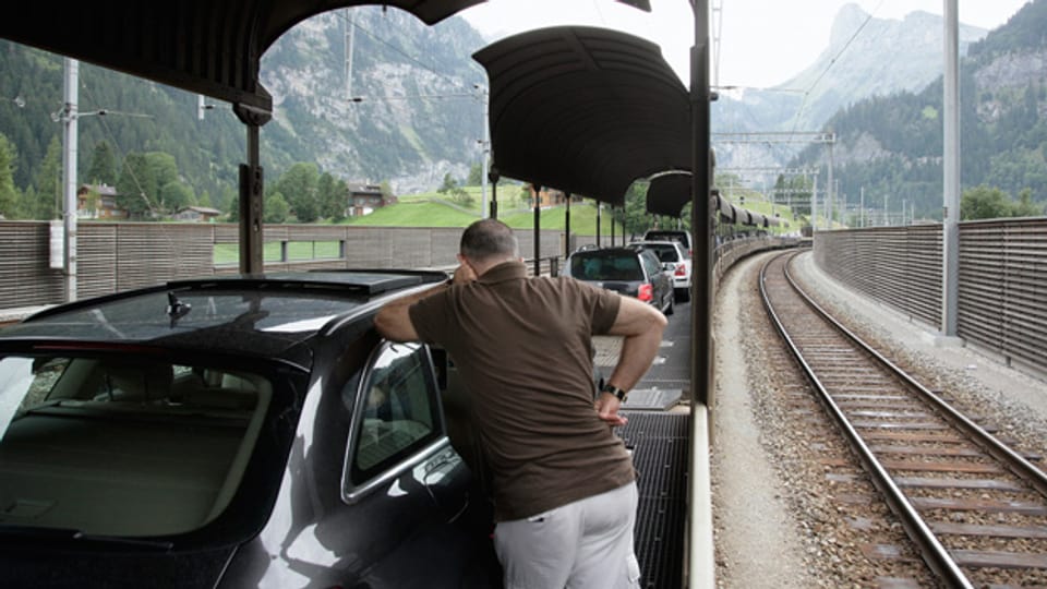 In Kandersteg startet die Reise per Zug im Auto durch den Lötschberg.
