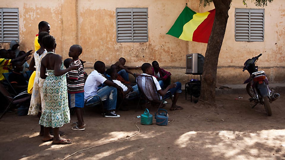 Alltag in Bamako, Hauptstadt von Mali: Die Bewohner versammeln sich im Freien, um gemeinsam ein Fussballspiel im Rahmen des Africa Cups zu schauen. Die Aufnahme stammt vom 6. Februar 2013.