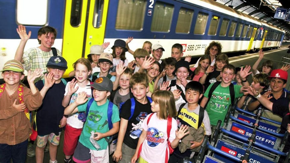 Diese Schulklasse aus Fislisbach posierte 2001 für ein Pressefoto am Zürcher Hauptbahnhof.