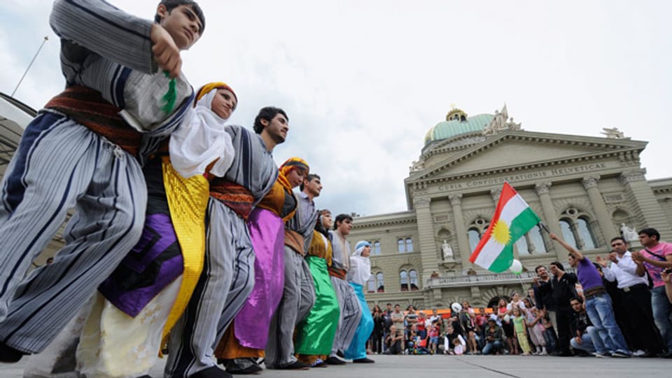 Internationaler Flüchtlingstag 2009: Hunderte Menschen verfolgen eine Tanzperformance des Kurdischen Kulturvereins auf dem Bundesplatz in Bern.