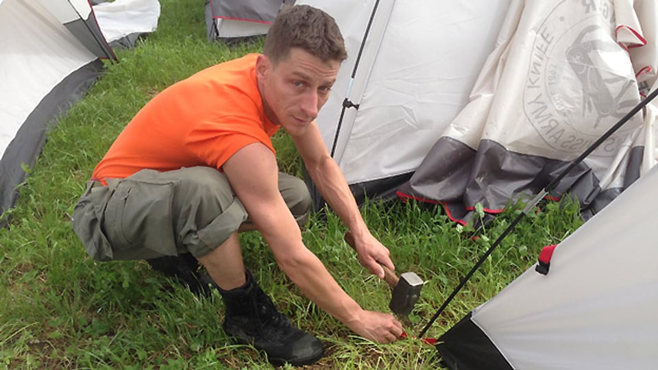 Sandro Albanese auf dem Campingplatz Sutz. Nach dem grossen Sturm vom Freitagabend hilft er am Eidgenössischen Turnfest beim Wiederaufbau der Zelte.