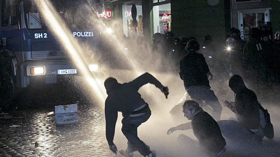 Wasserwerfereinsatz der Polizei nach dem Schanzenfest 2009 in Hamburg