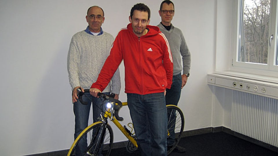 Der Autor Stephan Pörtner brachte sein eigenes Rennrad zu den Hörspielaufnahmen mit (v.l.n.r. Peter Fischli, Peter Hottinger, Stephan Pörtner).