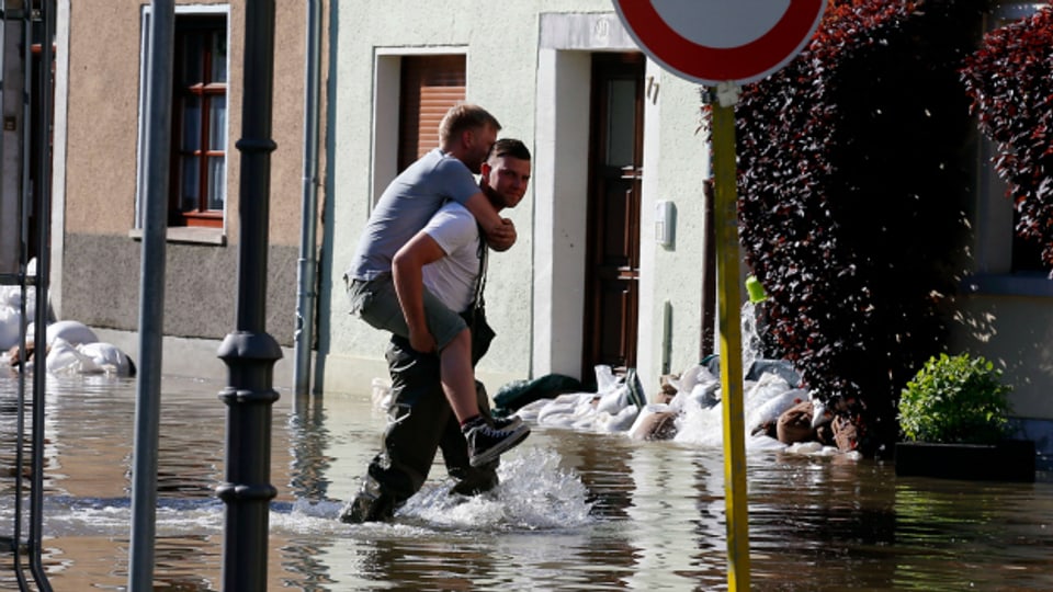 Zivilcourage ist dann gefragt, wenn Mitmenschen in Not geraten. Hier bei den aktuellen Fluten in Deutschland (Bernburg, 7. Juli 2013).