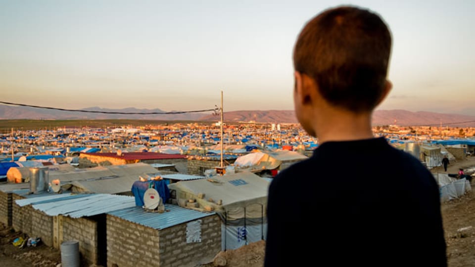 Ein Junge blickt auf das Flüchtlingslager im irakischen Kurdistan.